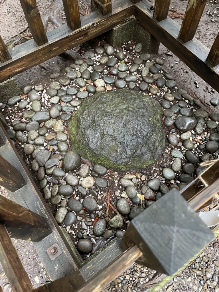 荒立神社鎮石