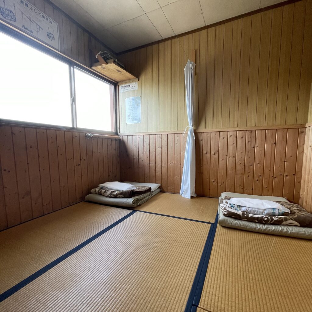 早月小屋の室内。